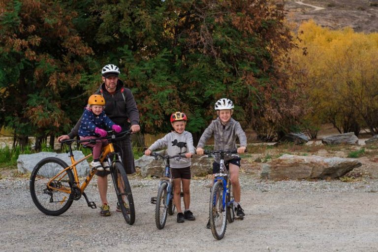Backyard Travel Family photo before starting the Lake Dunstan Cycle Track